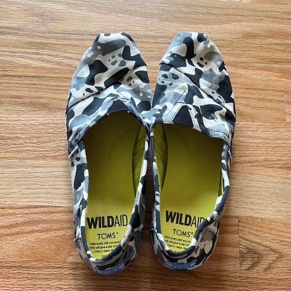 ⬇️ 🏷 Price Drop! TOMS Panda Print WildAID Slip Ons Size 9.5
